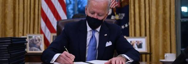 Premières mesures très symboliques du président Joe Biden