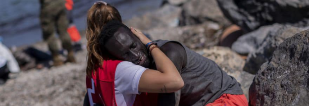 Une bénévole de la Croix-Rouge insultée et menacée après avoir été filmée en train de réconforter un migrant sénégalais