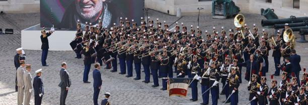 Les français se sont recueillis, cette nuit, sur la tombe de Bébel