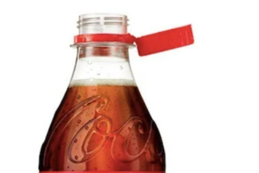 Coca-Cola annonce le passage au bouchon attaché sur l’ensemble des bouteilles en plastique de sa gamme à partir de fin 2022