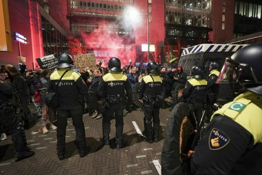 ROTTERDAM : La police tire à balles réelles face à une émeute contre le confinement