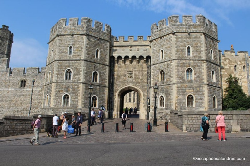 Un homme armé arrêté dans l'enceinte du château de Windsor alors que la Reine était présente