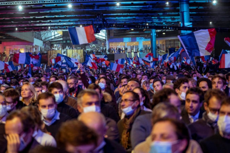 Les limitations de capacité des salles ne concernent pas les meetings politiques ni l'exercice du culte.