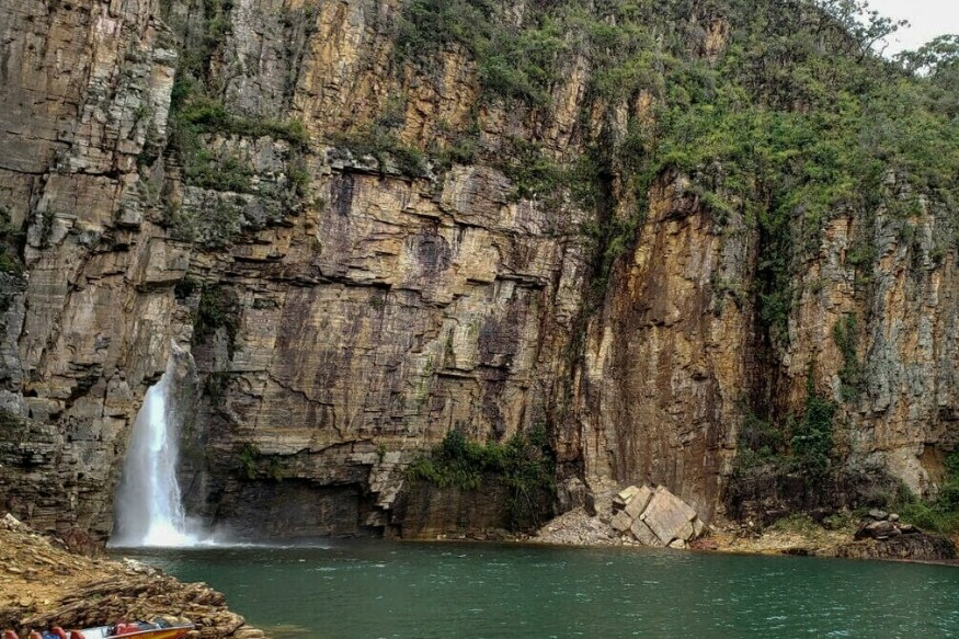 BRESIL: 7 personnes sont mortes et 32 ont été blessées par la chute d’un morceau de falaise sur des bateaux de touristes à Capitólio