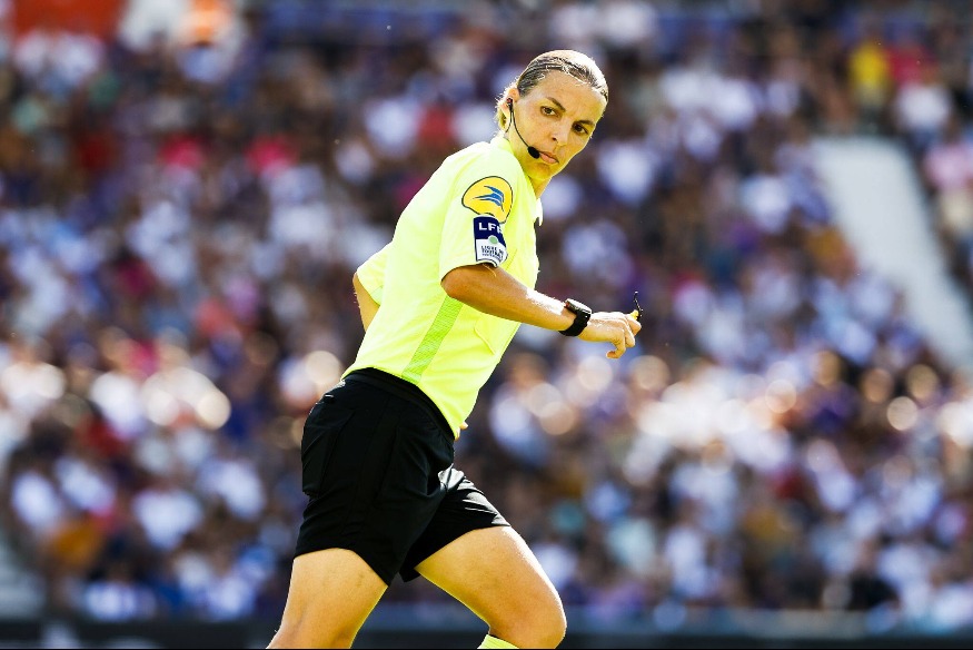 C'est une française qui va devenir la 1è femme à arbitrer un match de Coupe du Monde masculine