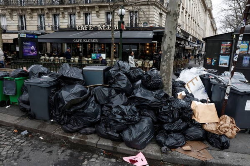 Les déchets s'accumulent, sur les trottoirs de Paris