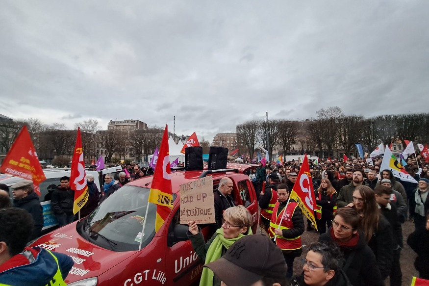 Nouveau rassemblement à Lille hier, contre la réforme des retraites