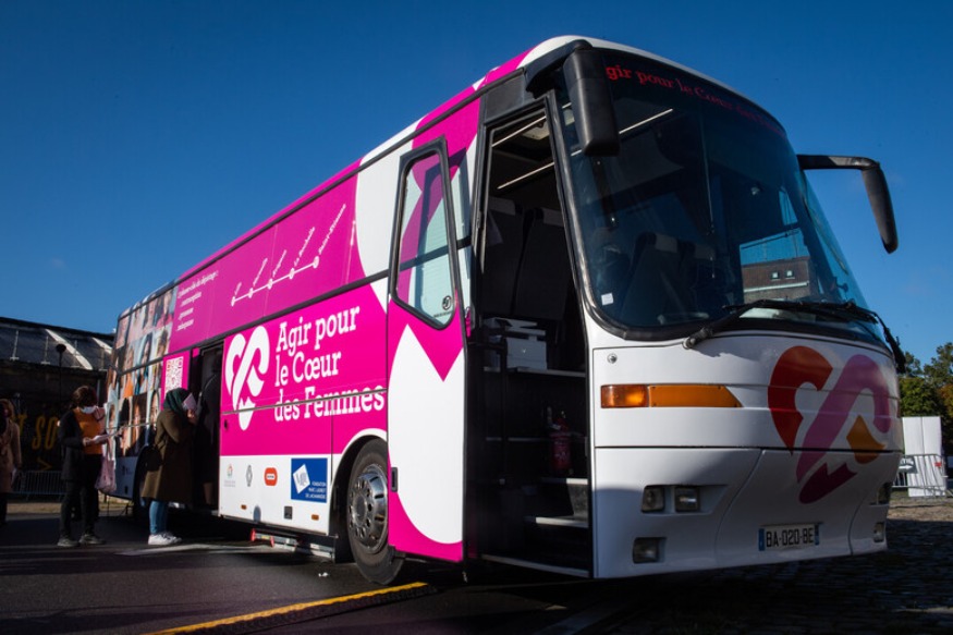 Le bus du cœur des femmes est à Lille